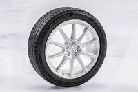 発泡の断面形状が円形であった従来の「アクティブ発泡ゴム2」に対し、「VRX3」の“新発泡ゴム”ではその断面が楕円（だえん）形に変化。吸水量と接地面積を向上させることに成功したという。「氷上性能」「ライフ性能」「効き持ち」の3領域において“新次元の性能”がうたわれている。