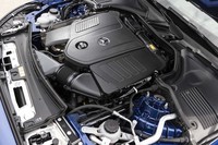 最高出力204PS、最大トルク320N・mを誇る2リッター直4ターボの「M254」エンジンがフロントに縦置きされる。「C300e」では走りの主体がモーターのため、一般的な使い方だと稼働が少ない。