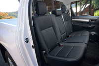 定員3人の後席。背もたれはやや直立気味で、ヘッドレストの奥に見えるリアウィンドウは開かない。