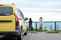 雲海をスマートフォンのカメラに収めようとする2人。もはやゴミ袋を手にしていない。