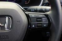 アダプティブクルーズコントロールの操作スイッチ。新型「シビック」では、予防安全・運転支援システム「Honda SENSING」が、フロントワイドビューカメラや高速画像処理チップ、近距離障害検知ソナーセンサー（前後）からなる新世代のものに刷新された。