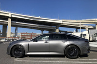 雄大なサイドビューにそそられる「クラウン セダン」。FRプラットフォームを生かした水平基調の伸びやかなプロポーションが実にイケている。