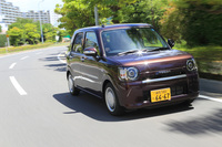 フロントフェンダーやバックドアなどに樹脂パーツを採用し、軽量化を実現。JC08モード燃費は29.8km/リッター。