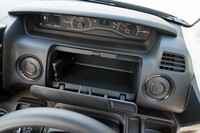 メーターパネル下部にある収納スペース。ステアリングポストの下にもコンパクトな棚がある。