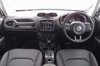 インテリアカラーはブラックのみ。助手席前方には、悪路走行時に役立つグラブバーが装着されている。