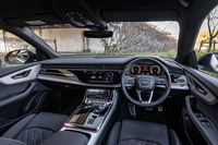 ラウンジのような心地よさと、インテリジェントに進化したテクノロジーを融合したと紹介される「Q8」のインテリア。「Sライン」モデルには「マットブラッシュトアルミニウム」のデコラティブパネルが採用される。