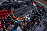 新型「アコード」のパワートレインは、2リッター直4エンジン＋モーターのハイブリッドのみ。「e：HEV」の上質で爽快な走りに磨きをかけたとうたわれる。