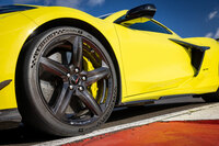 足もとにはミシュランの「カップ2 R」タイヤと、カーボンファイバー製リム、イタリアのスペシャリスト、ブレンボ製のセラミックブレーキを装着する。