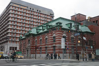 京都の街って、こうして建築物を眺めているだけでも結構面白い。銀行とか学校といった“普通の施設”にも、趣深いものがままあるのだ。こちらはみずほ銀行京都中央支店。1906年に竣工した建物の、残念ながらレプリカだそうだが、見ごたえは十分。