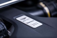 エンジン上部のプレートには、最終検査担当者の名前が入る。車両は今でも手作業によって、1台ずつ丹念に英国ゲイドンの本社工場で製造されている。