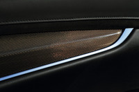 ドアを飾るプロンズカーボンファイバーの装飾パネル。インテリアについては、各素材の品質はもちろん、組み付けの精度においても日欧のライバルに譲るところはない。