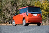 リアコンビランプは縦基調のデザインに変更。左右のユニットを太いメッキガーニッシュで結んでいる。