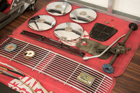 整備工場と同じ工具とノウハウで取り外されたボディーパーツ。ボディー同様、ひとつひとつ丁寧に磨き上げられた後で輝きを取り戻したボディーに戻されて輝く。