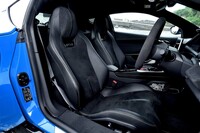 シート表皮はレザーとアルカンターラの組み合わせ。「エリーゼ」のように薄手ではないが、いずれにしても掛け心地は良好。ポジション調整は電動式だ。