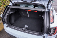ラゲッジスペースの容量は318リッター。開口部に段差がないフラットなフロアを基本に、積み込む荷物に合わせて床面を低い位置にセットすることもできる。荷室床下をサブトランクとして使用する際の容量は61リッターとなる。