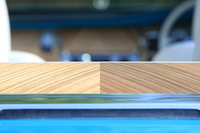 各所にあしらわれたウッドパネルには、バイオリンなどに見られるブックマッチ加工（はぎ合わせ）が用いられており、車両の中心線を軸に左右対称のデザインとなっている。