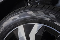 サイドウォールのチェッカードフラッグ柄は「エクスタ」シリーズに共通のデザイン要素。スポーツタイヤらしい演出だ。