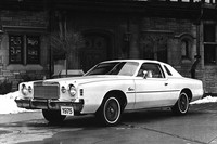 無理な拡大戦略と商品ラインナップの陳腐化により、クライスラーは1970年代後半から深刻な経営不振に陥り、1980年には政府が出資する事態に陥った。写真は1975年型「クライスラー・コルドバ」。