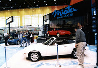 初代「ロードスター」は、1989年2月に行われたシカゴオートショーで「MX-5ミアータ」というモデル名で世界初公開された。