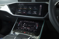 インフォテインメントシステム用の上段（10.1インチ）と空調システムおよび文字入力用の下段（8.6インチ）からなる、2段のセンターディスプレイ。