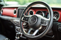 ベースとなるのは外観からも分かるとおり、現行JL型の「ラングラー」。インテリアの意匠も基本的に同じだ。