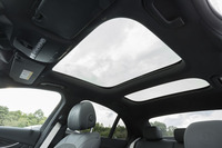 ガラス面積の広々とした、パノラミックスライディングルーフ。パッケージオプションとして用意される。