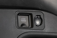荷室側壁にはAC100V・1500Wのコンセントを装備。専用のコネクターを使えば充電口からも外部給電が可能で、アウトドアレジャーはもちろん、停電・災害時にも電気を利用できる。