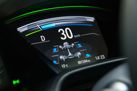 メーターパネルの中央に備わるマルチインフォメーションディスプレイ、車速や燃費、走行距離などの情報に加え、ハイブリッドシステムの作動状態や、4WDシステムのトルク配分なども表示される。