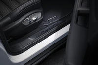 サイドシルプレートに「Macan T」ロゴが備わる。