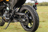 オープンラティス構造の長いスイングアームが目を引く、リアの足まわり。リアショックはリンクなどを介さず直接スイングアームに連結している。