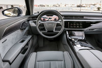 タッチパネル式のコントローラーやフルデジタルのメーターパネルなどが目を引く「A8」のインテリア。
	永福：「新しいA8、クルマの中は超ハイブロウなんだけどなあ……」