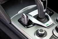 シフトレバーの左側には、キーを固定するための専用スペースが設けられている。