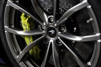 フロント：6ポット、リア：4ポットのアルミ鍛造キャリパーにフロント：390mm径、リア380mm径のカーボンセラミックブレーキローターが組み合わされたブレーキシステムを標準で装備。