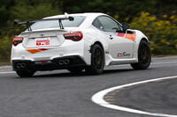 手ごろな価格で手に入る「トヨタ86」の中古車でスポーツドライビングを楽しんでもらえるよう開発されたTRDの用品。単にボディー剛性を引き上げるのではなく、よりクルマとの一体感が得られるよう調律がなされている。