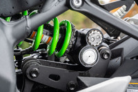 サスペンションは、前がインナーチューブ径φ37mmの倒立フォーク（圧側・伸側減衰力、スプリングプリロード調整付き）。後ろはホリゾンタルバックリンク式で、「ZX-4RR KRTエディション」のショックユニットにはスプリングプリロードに加え、圧側・伸側の減衰力調整機構も備わっている。