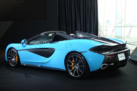 最高速は328km/h。ルーフを開けた状態では315km/hまで低下するという。