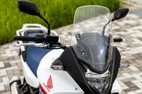 フロントスクリーンの形状については、風防性能や前方視界の確保に加え、空力性能にも配慮。同じく空力を考慮したフェアリングとも相まって、走行安定性の向上に寄与している。