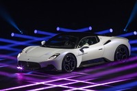 カーボンファイバー製シャシーに自社設計のパワーユニットをミドシップした、マセラティの新世代スーパースポーツ「MC20」について詳しく解説します。(photo：マセラティ)