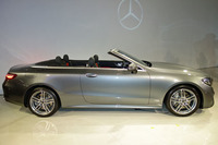 ルーフを開いたときには、ボディーの伸びやかなプロポーションが強調される。