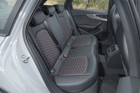 後席の座面や背もたれには、前席と同様、六角形のレッドステッチが施されている。