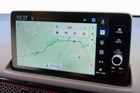 インフォテインメントシステムには「グーグルビルトイン」を採用。ナビゲーション機能もグーグルマップに準拠したものとなる。