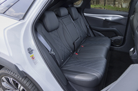 後席は足元が広いのはもちろんのこと、座面の高さもきっちり確保されている。背もたれはリクライニングが可能だ。