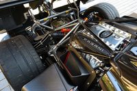 こちらは、約4億円のプライスタグを付ける「パガーニ・ウアイラ ロードスターBC」のエンジンベイ。メルセデスAMG製の6リッターV12ツインターボが鈍い輝きを放つ。