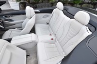 後席の定員は2人となる。背もたれは可倒式で、荷室とキャビンの空間をつなげることによりさまざま荷物の積載に対応する。