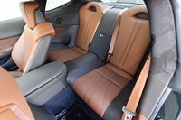 「レクサスLC」の後席は、独立型の2人掛け。ドーナツ状の小ぶりなヘッドレストが特徴的。