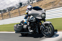 富士スピードウェイのレーシングコースを走る「ハーレーダビッドソンCVOストリートグライド」。「CVOロードグライド」ともども、2023年モデルではフルモデルチェンジといえるほどの進化を遂げた。