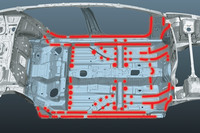 車体については組み立て時における接着剤塗布範囲を拡大することで、剛性を強化している。