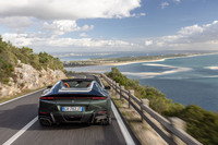 ルーフを開け放っても、車体の剛性が低下する様子はみられない。おかげで、足まわりはしなやかに動き、クルマとの一体感を味わわせてくれる。