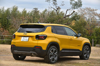 ようやく日本でも発売となった「アベンジャー4xeハイブリッド」。既存のBEVモデルとはフロントバンパーなどの意匠が異なり、リアにも本格的なけん引フックが備わる。