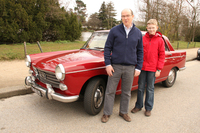 写真の「プジョー404」をはじめ、さまざまなヒストリックカーを楽しむディディエ氏。